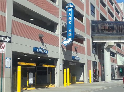 does greektown casino charge to park in the parking garage